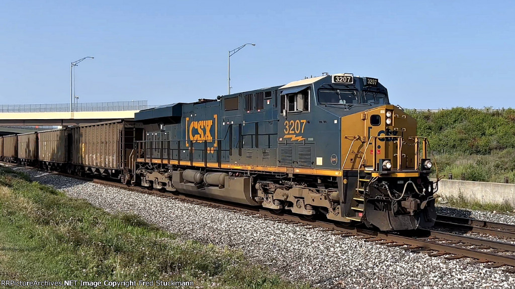 CSX 3207 leads E700.